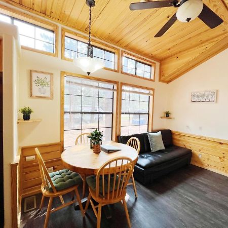 Sally'S Cabin Is A Quaint Two Bedroom Tiny Home Вудленд Парк Экстерьер фото