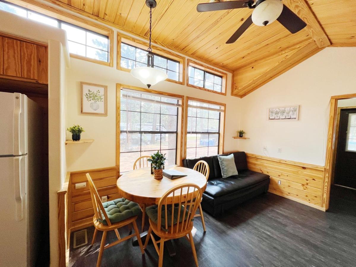 Sally'S Cabin Is A Quaint Two Bedroom Tiny Home Вудленд Парк Экстерьер фото