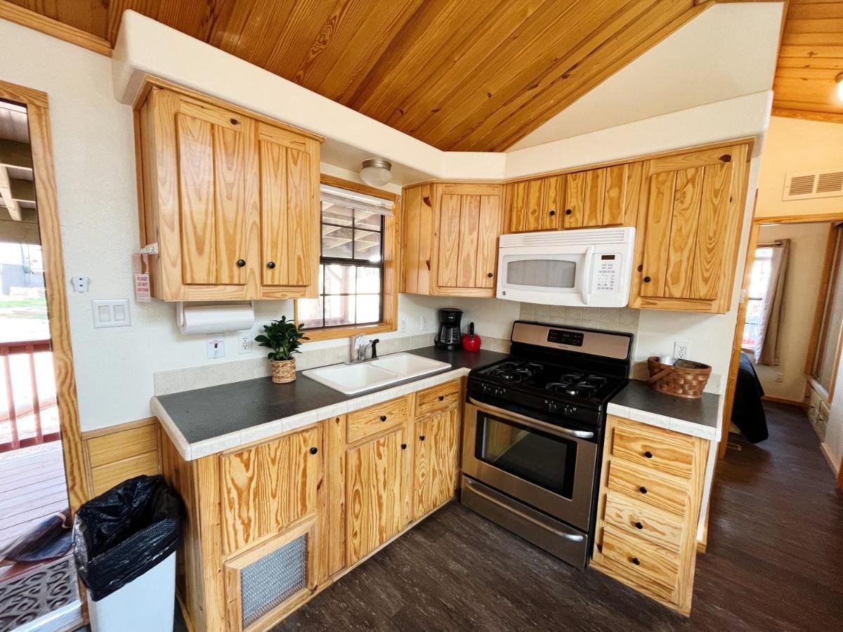 Sally'S Cabin Is A Quaint Two Bedroom Tiny Home Вудленд Парк Экстерьер фото